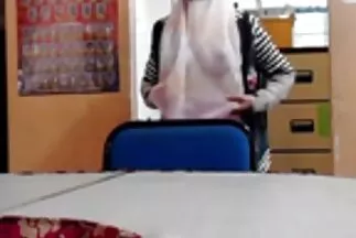 Tóc đỏ hoàn toàn khỏa thân làm việc trên xlxx nhật âm hộ của cô ấy.