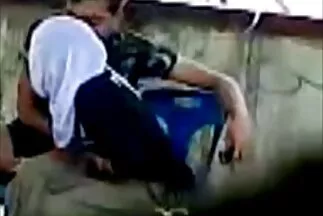 Một cô gái điếm đam mê không mặc cảm kéo âm hộ lên băng phim xxx nhat ghế.