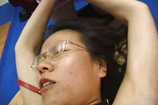 Âm hộ sâu của một phụ nữ nhat xxx oi bức lấy dương vật của người tình.