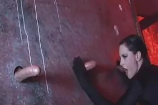 Một người phụ nữ bị trói vào giường phục tùng một nông dân. phim xxx nhật bản