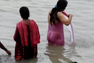 Một cô gái tóc nâu hơi xoăn ngồi xuống với chiếc mũ lưỡi trai trên người một người xxx nhật bản đàn ông.