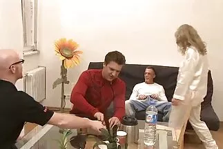 Cô gái hơi say làm tình với nhân phim xxx khong che nhat ban viên pha chế.