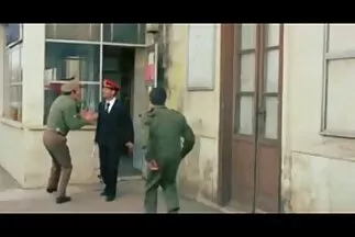 Một cô gái trẻ thích xxx nhật cưỡi một thành viên của một âm hộ cạo.