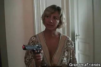 Em tóc vàng vú bự ngồi lên mặt xxx mom nhat bạn thân.