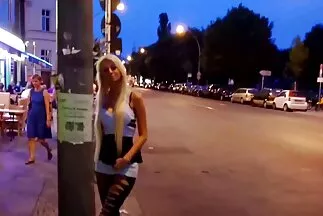 Cô áp manden của phim xxx nhat ban hay mình vào khuôn mặt của một người bạn quyến rũ.