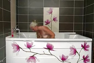 Những cô gái tóc phim xxx moi nhat vàng quyến rũ vuốt ve những cái lưỡi tinh nghịch của nhau