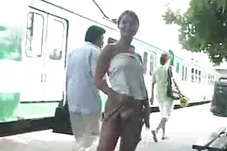 Cô gái trẻ ướt át chọc máy rung vào tất cả các phim xxx nhật lỗ.