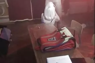 Một cô gái quyến rũ nhét phim xxx moi nhat máy rung vào âm hộ của mình.