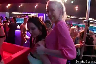 Có xxx nhât ban một cuộc làm tình say xỉn của các cô gái trong câu lạc bộ với một người châu Phi.