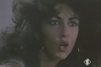 Cô gái tóc vàng vui vẻ bám lấy anh chàng đang xxx sex nhat ban phấn khích.