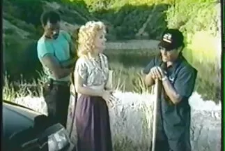 Trên chiếc ghế sofa trắng như tuyết, một anh chàng đụ một em sex nhat xx mulatto mọng nước.