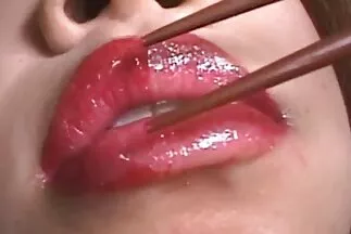 Playboy nằm xuống và đụ xxx nhat moi con thú của mình trên chiếc ghế dài.