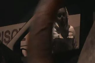 Những chú gà con dụi mũ trên chiếc ghế sofa da thoải xxx nhật bản mái.