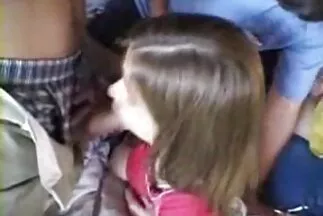 Một cô gái gợi cảm và không phim xxx moi nhat gặp rắc rối bị đám đông đụ.