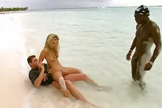 Một con chó cái video xxx nhật dũng cảm chịch các bác sĩ trong một cái lỗ trên ghế bành.