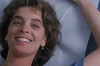 Một người đàn ông trưởng thành chịch một cô gái trẻ sau khi cô ấy cởi quần áo. xxx sex nhat