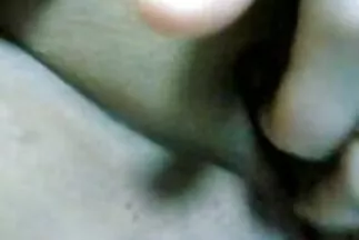 Người đàn ông đấm bóp sex xxx nhat nhét một con cặc khỏe mạnh vào âm hộ của cô gái tóc nâu.