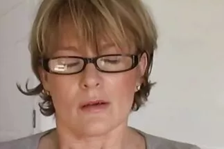 Trong phòng ngủ, hai con mulatto ở các độ tuổi khác nhau đang liếm láp ngọt xxx hay nhat ngào.