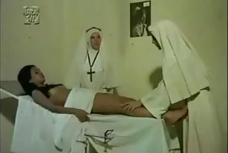 Một con chó cái tuyệt vời chịch bạn của cô ấy bằng một cái dây đeo vào tận cùng. sex game show nhat